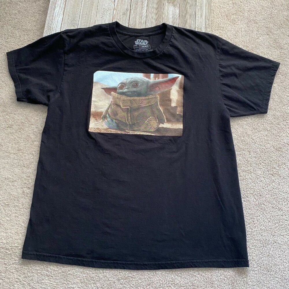Star Wars T-Shirt Size L Mad Engine Graphic Print Baby Yoda The Mandalorian TV
